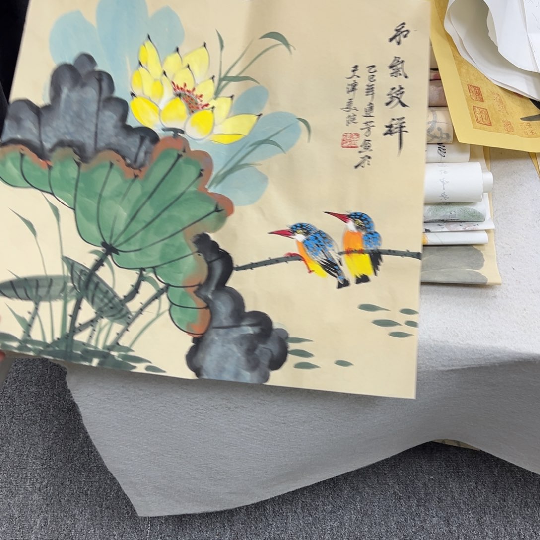 国画卖字画的小男孩