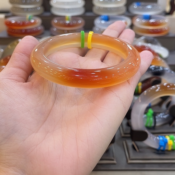 姚***婧玛瑙/玉髓未镶嵌手镯