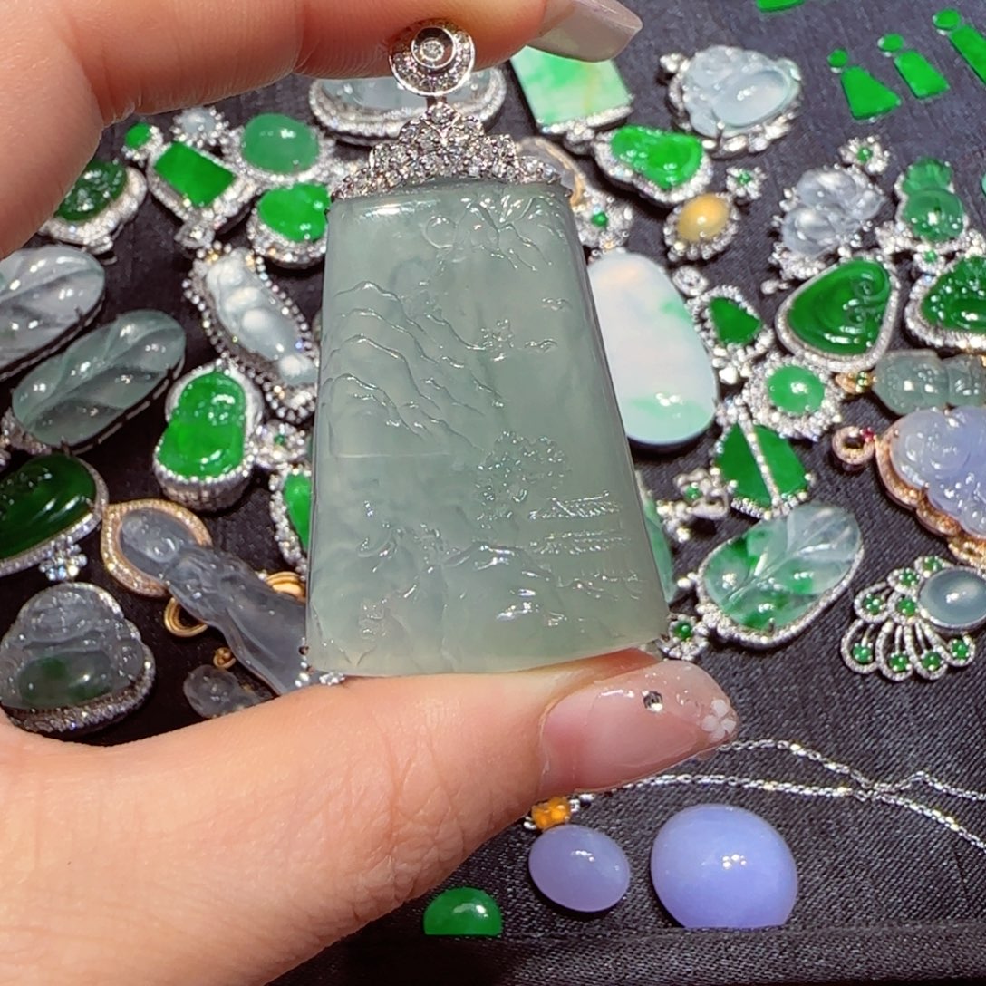 翡翠18K金镶嵌颈饰山水牌