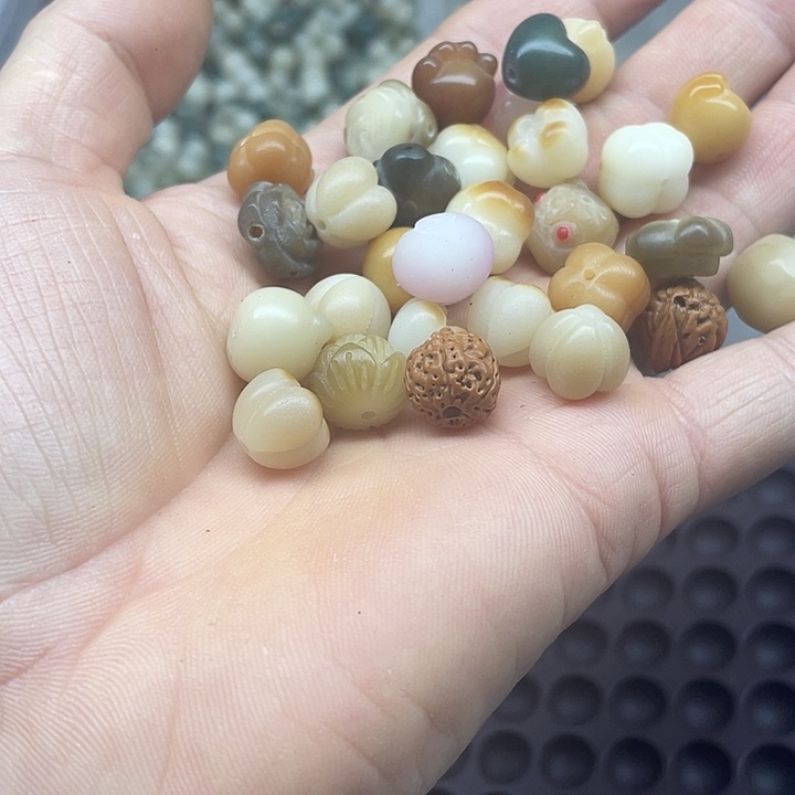 白玉菩提吊坠瑕疵小雕刻10颗➕灯牌宠20颗