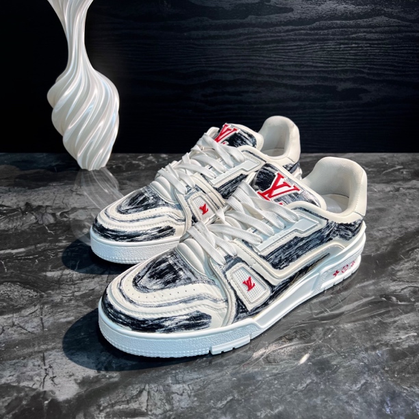 95新 LouisVuitton/路易威登 0812/Lv/42码/黑白涂鸦Trainer板鞋