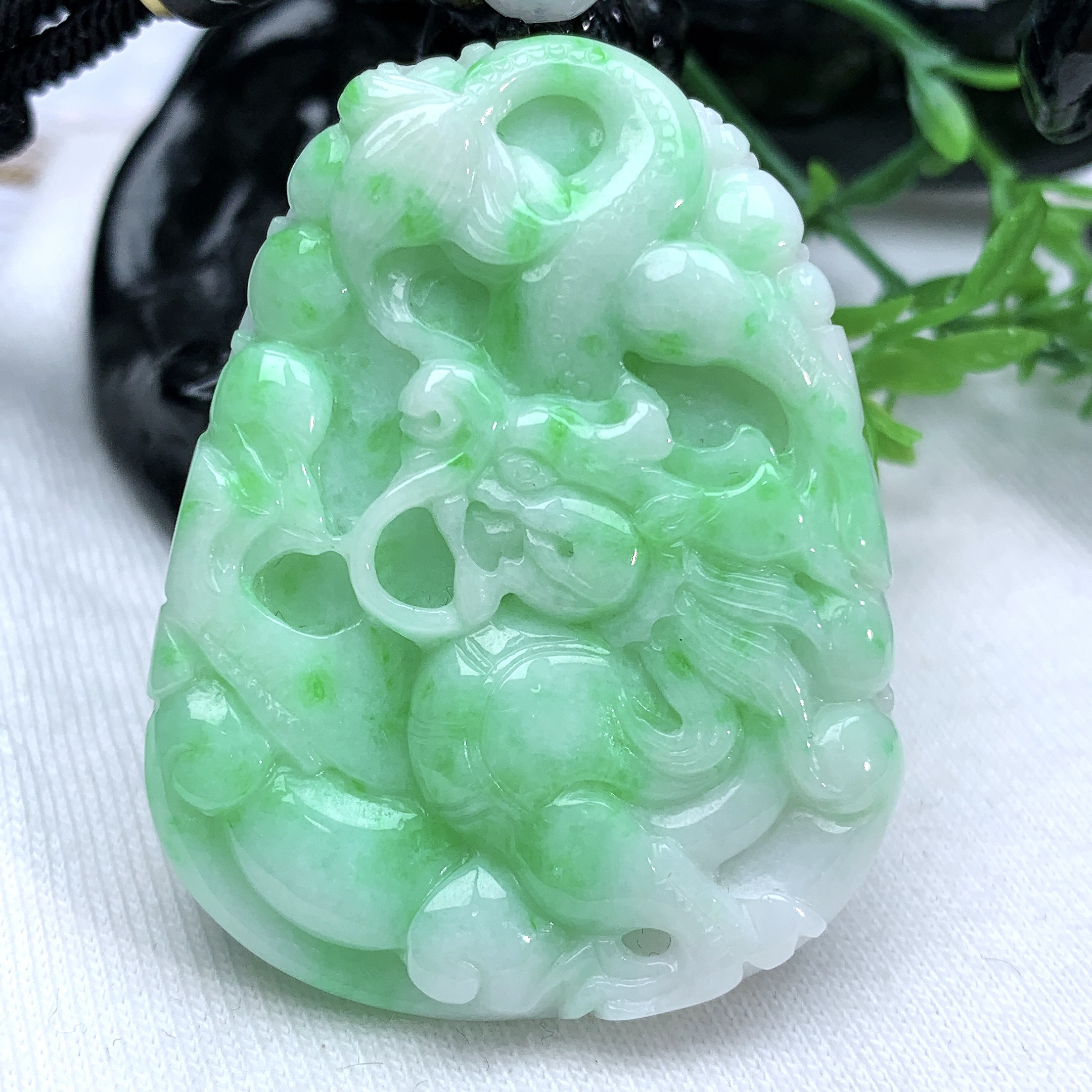 天然缅甸翡翠A货飘阳绿龙牌吊坠玉牌44.5−34−8mm