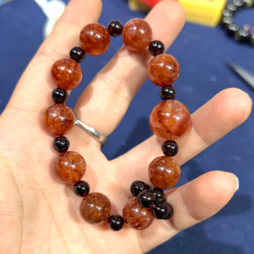 红胶花搭配石榴石女款手串