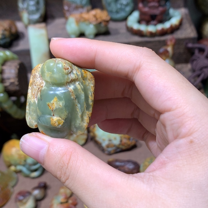 未镶嵌岫岩河磨玉（透闪石质玉）挂件