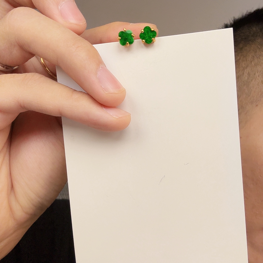 翡翠未镶嵌颈饰一对