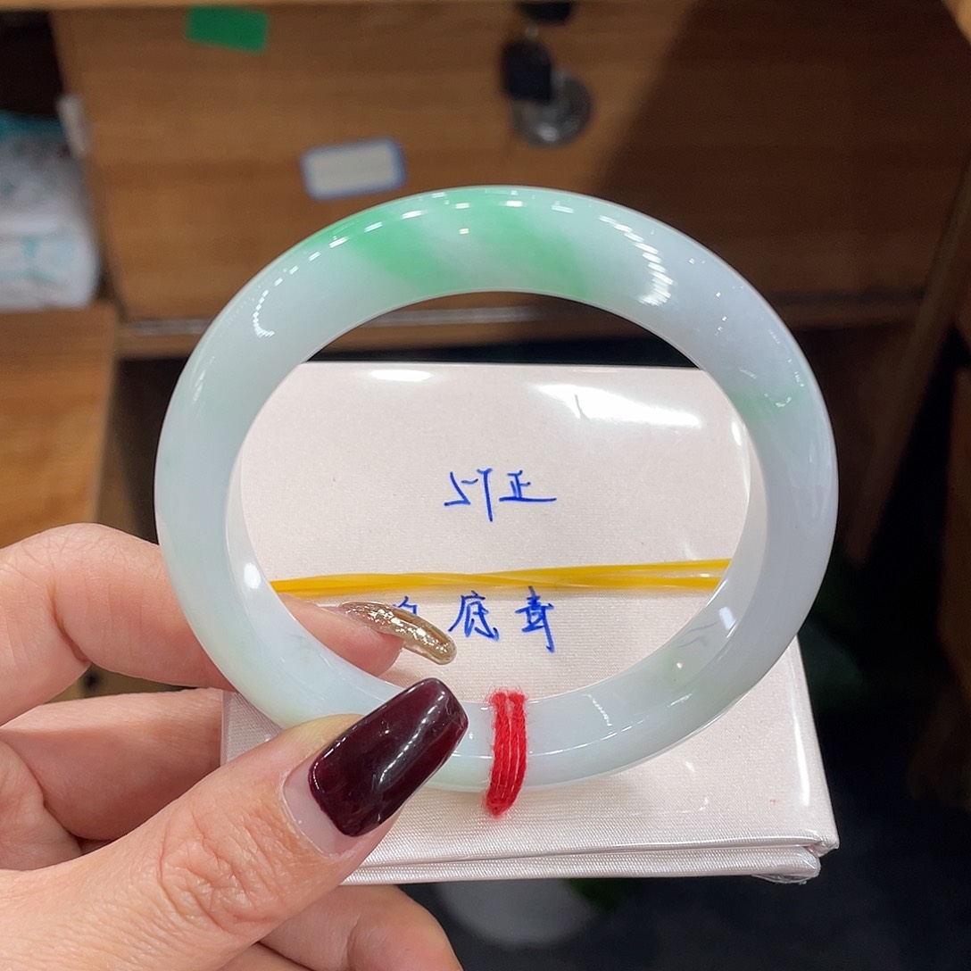 翡翠手镯未镶嵌天然翡翠