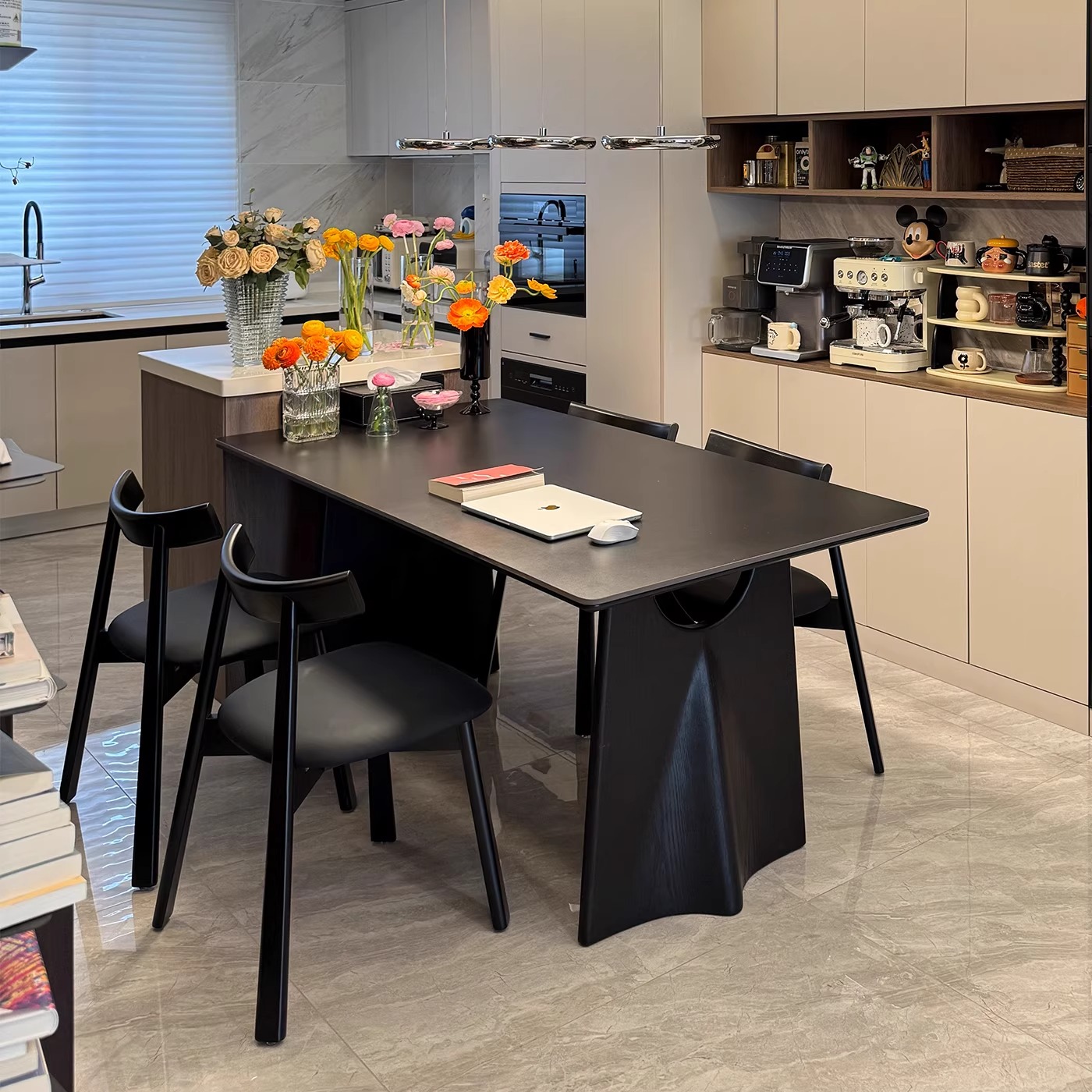 奶油风飞鸦实木岩板餐桌椅组合长方形设计师餐厅简约吃饭桌子椅子