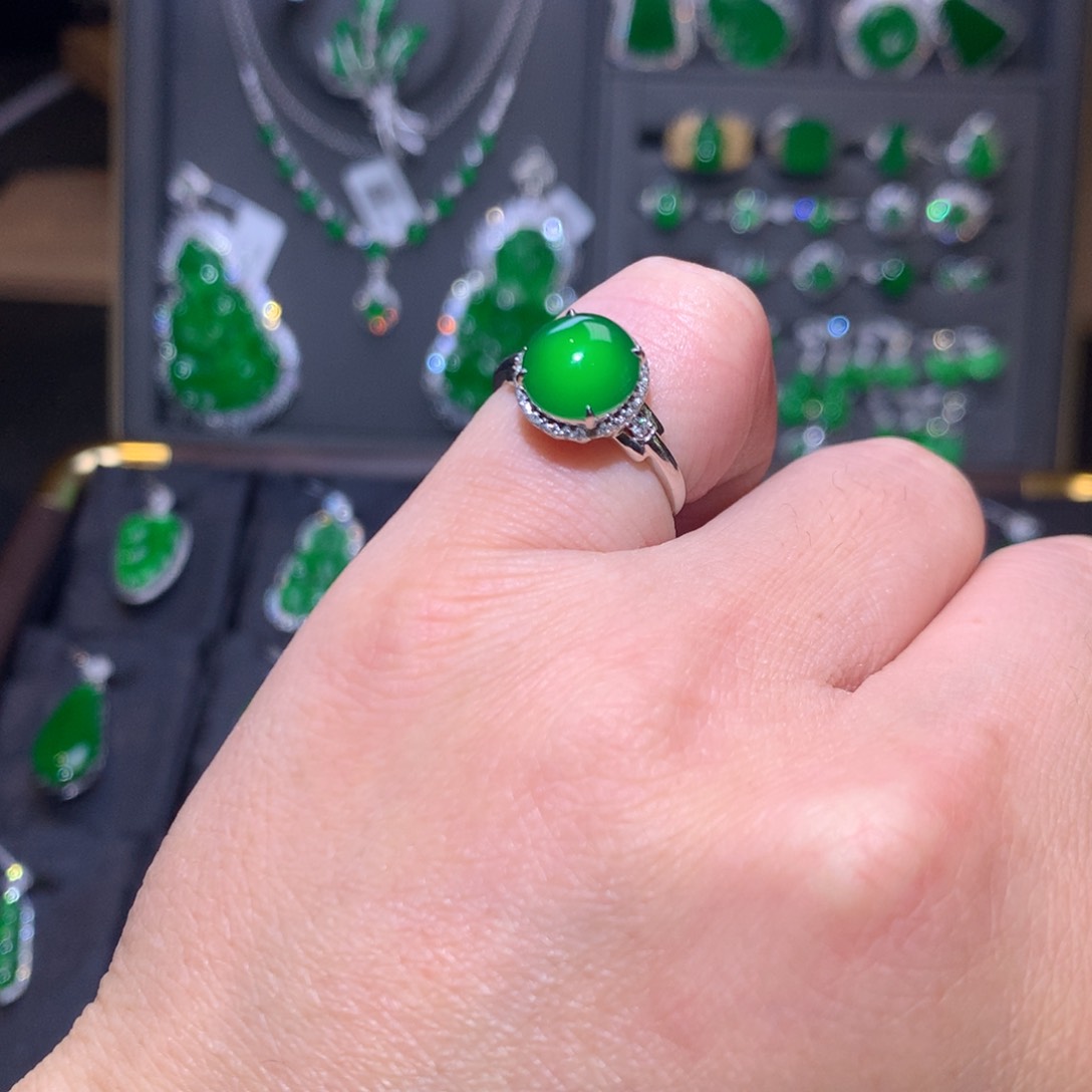 18K金镶嵌戒指翡翠蛋面