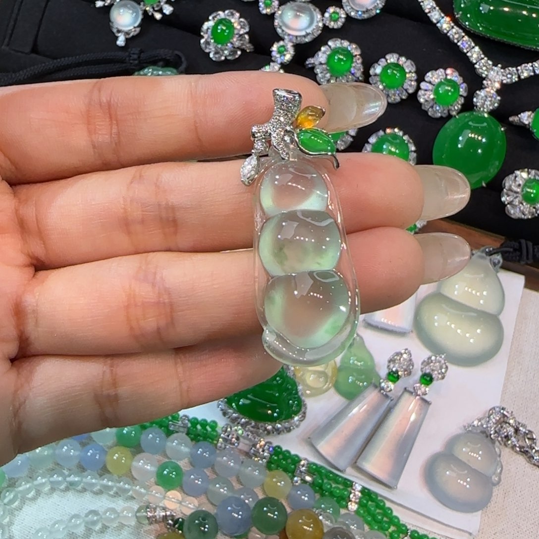 翡翠18K金镶嵌颈饰