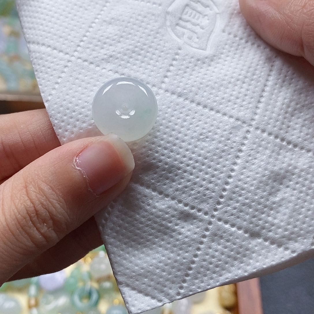 翡翠颈饰未镶嵌闪