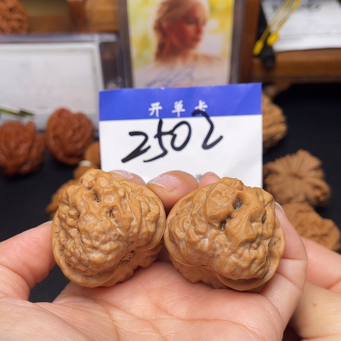 文玩核桃把件蛙蛙39尺。  40.1克