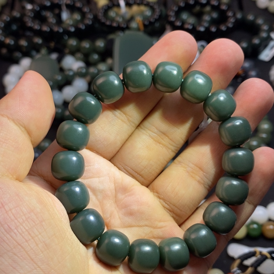 机***师和田玉未镶嵌颈饰