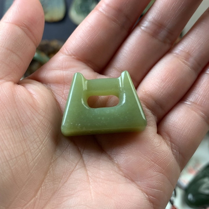 透闪石质玉挂件未镶嵌