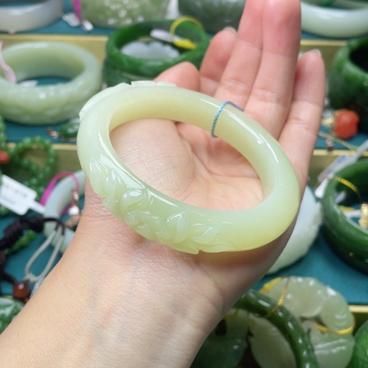 和田玉手镯56圈口 编号37未镶嵌