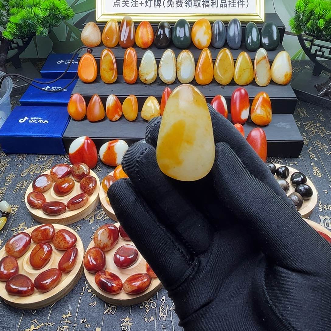 和田玉未镶嵌吊坠(赠链)