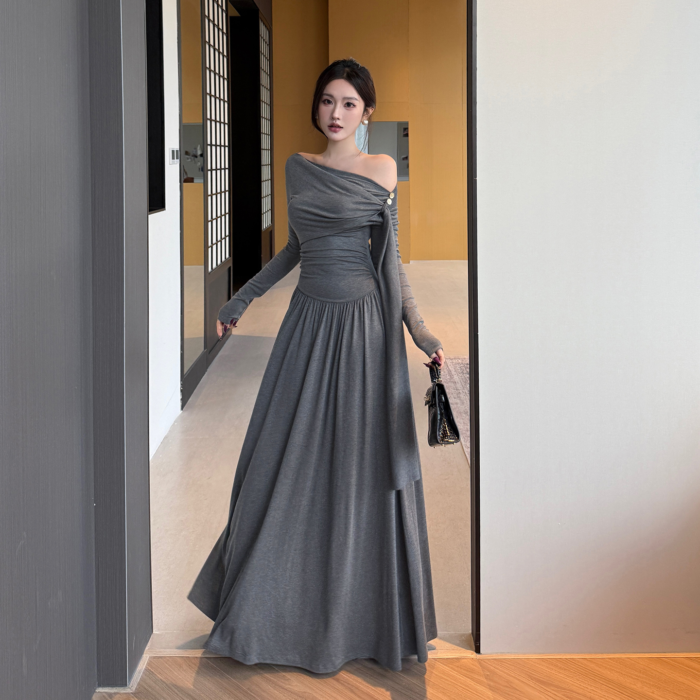 INSTUNNING法式设计感斜肩褶皱连衣裙秋冬气质修身显瘦A字长裙