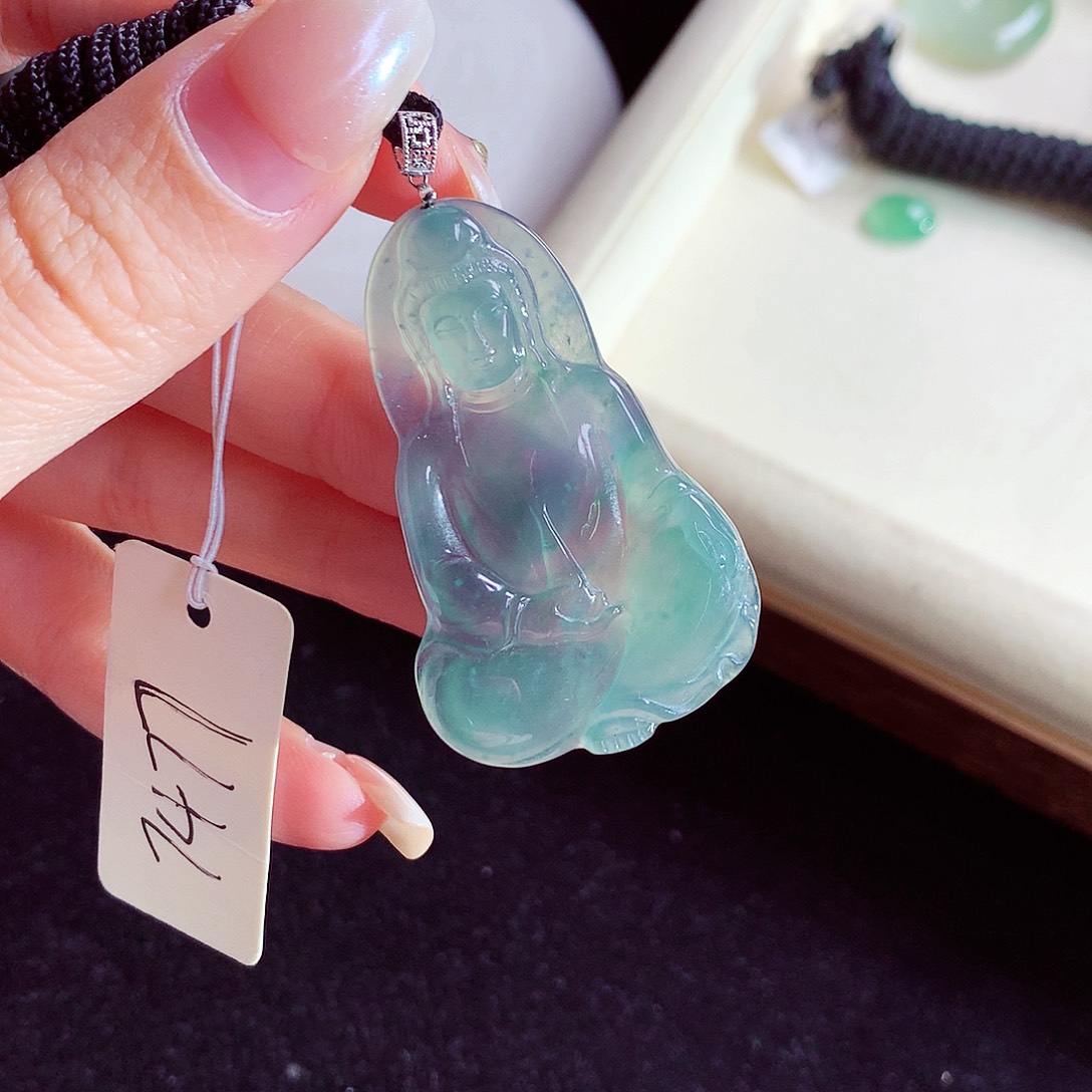 颈饰18K金镶嵌翡翠