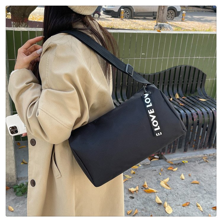 单根斜挎包时尚耐磨纯色圆筒款黑色短途可折叠圆筒