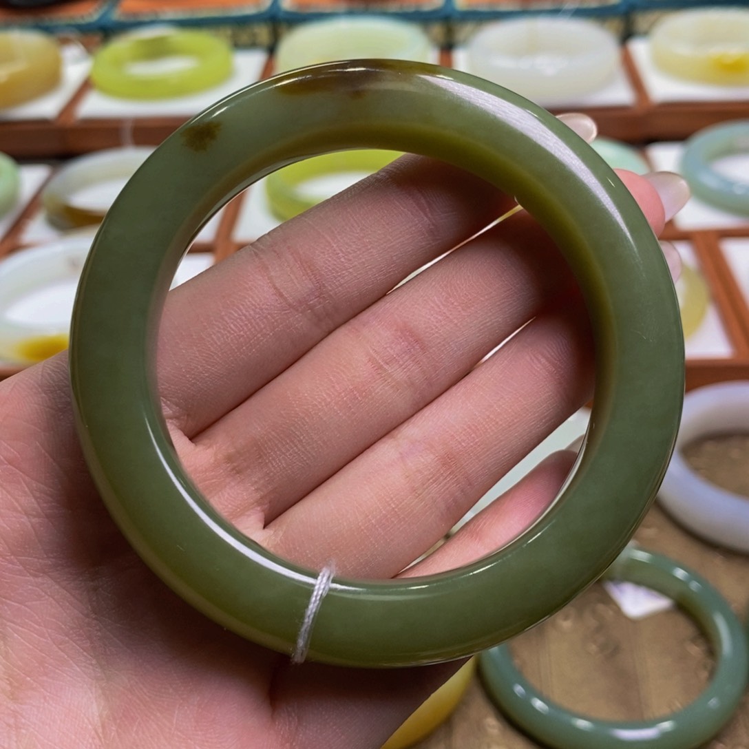 和田玉手镯未镶嵌若羌黄口牛油果绿带糖58-59