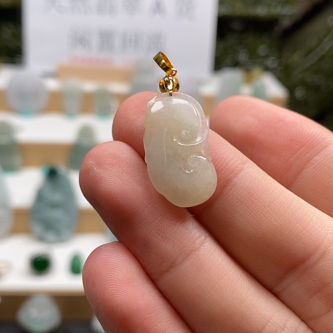 翡翠颈饰未镶嵌如意