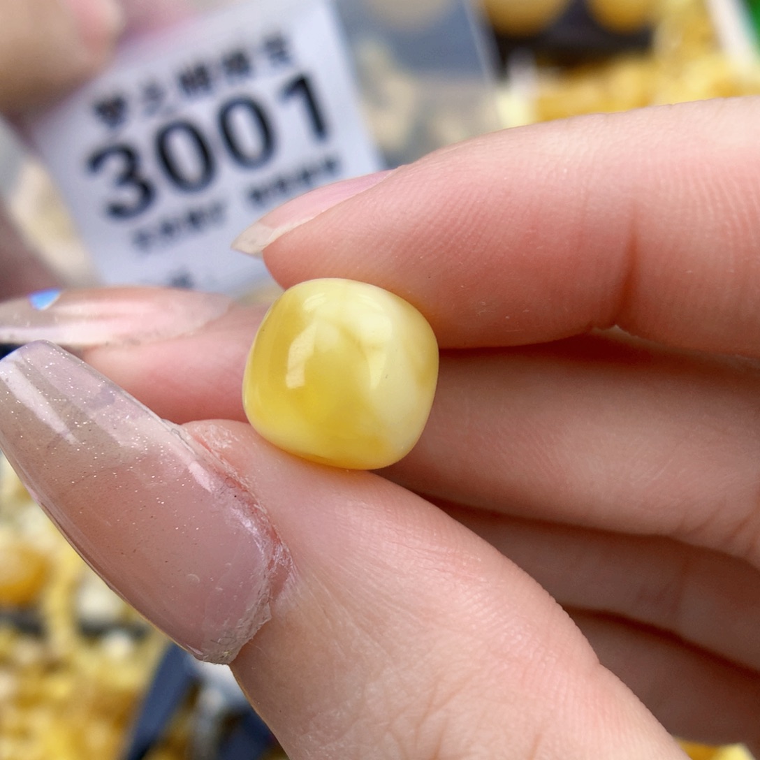 未镶嵌琥珀珠宝奇石10.6