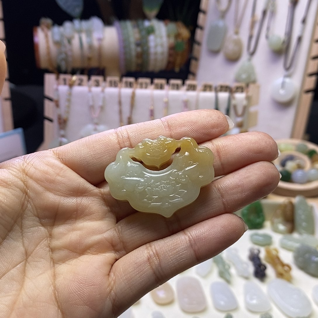 颈饰未镶嵌和田玉?****