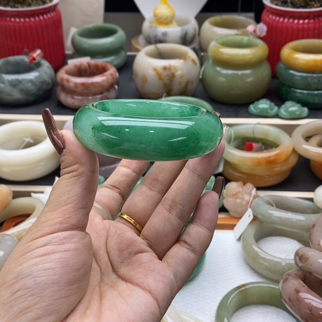 石英岩玉未镶嵌手镯