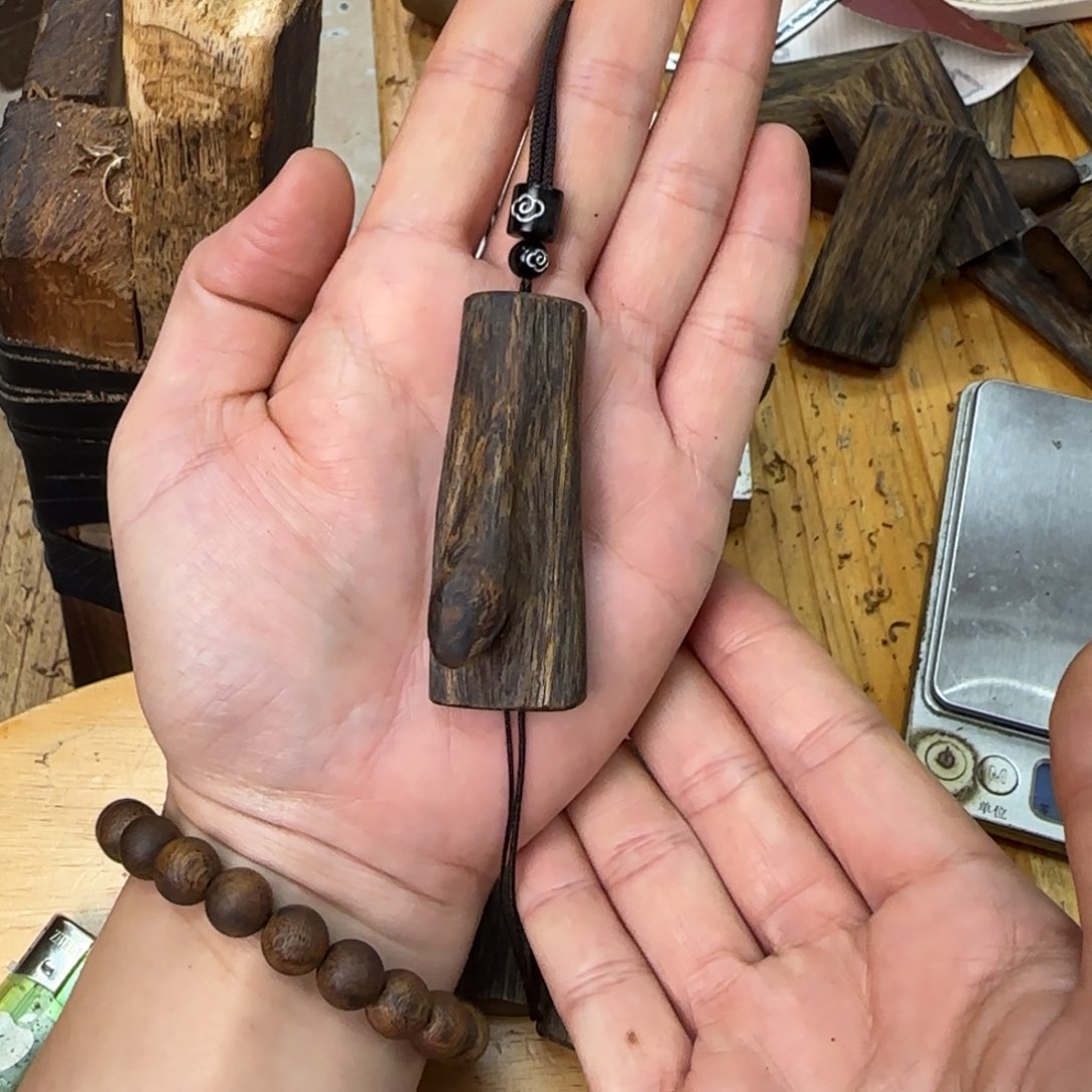 沉香吊坠素牌绿奇9.7克