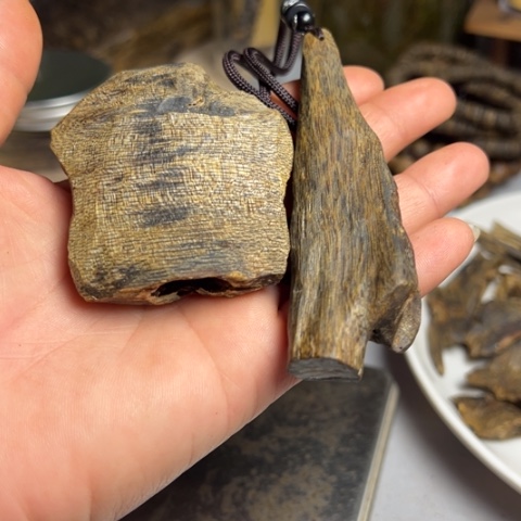 沉香吊坠X****u沉香奇楠张勺子打好孔佩绳