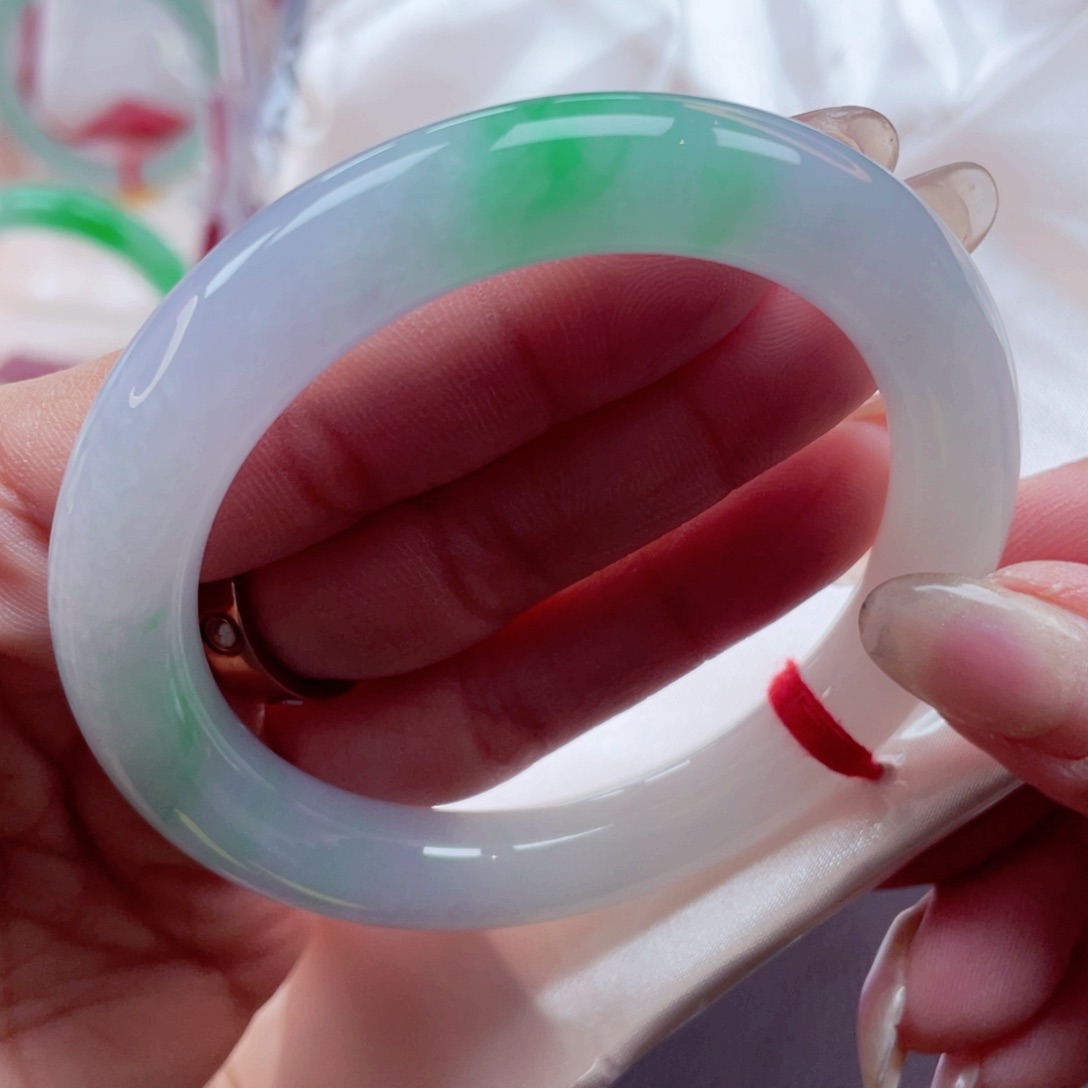 未镶嵌手镯（圆镯）翡翠冰润阳绿春彩5556性价比超高敏15号