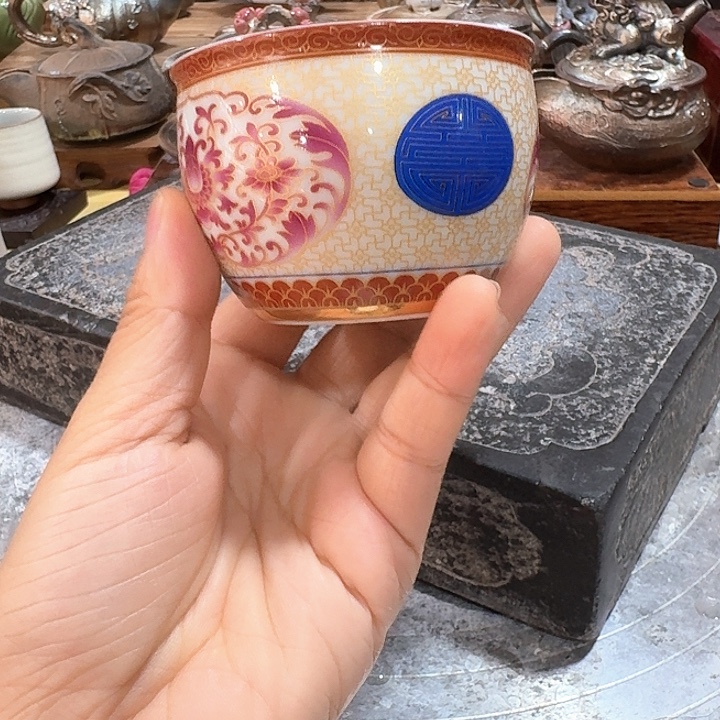 主人杯一个，瓷。品茗瓷