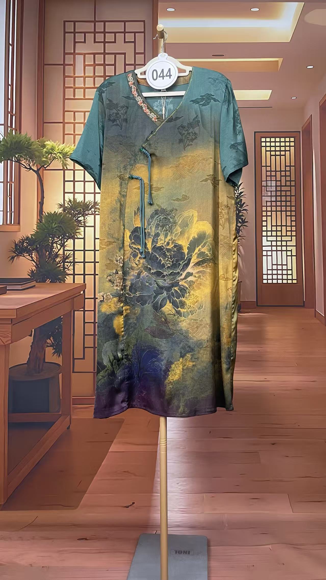 044高贵典雅云锦丝连衣裙