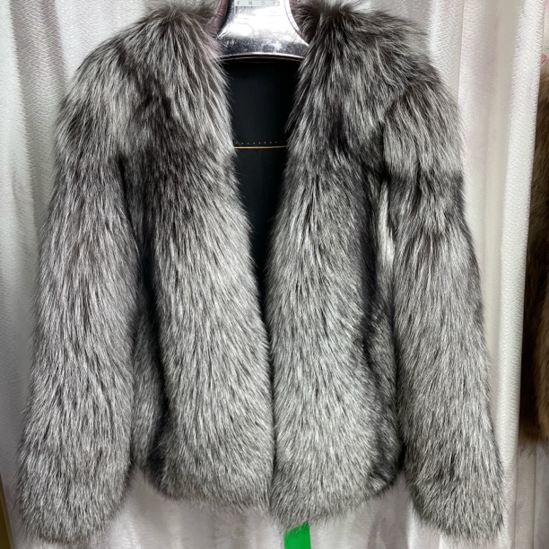 银狐整皮女装通勤风短款V领女