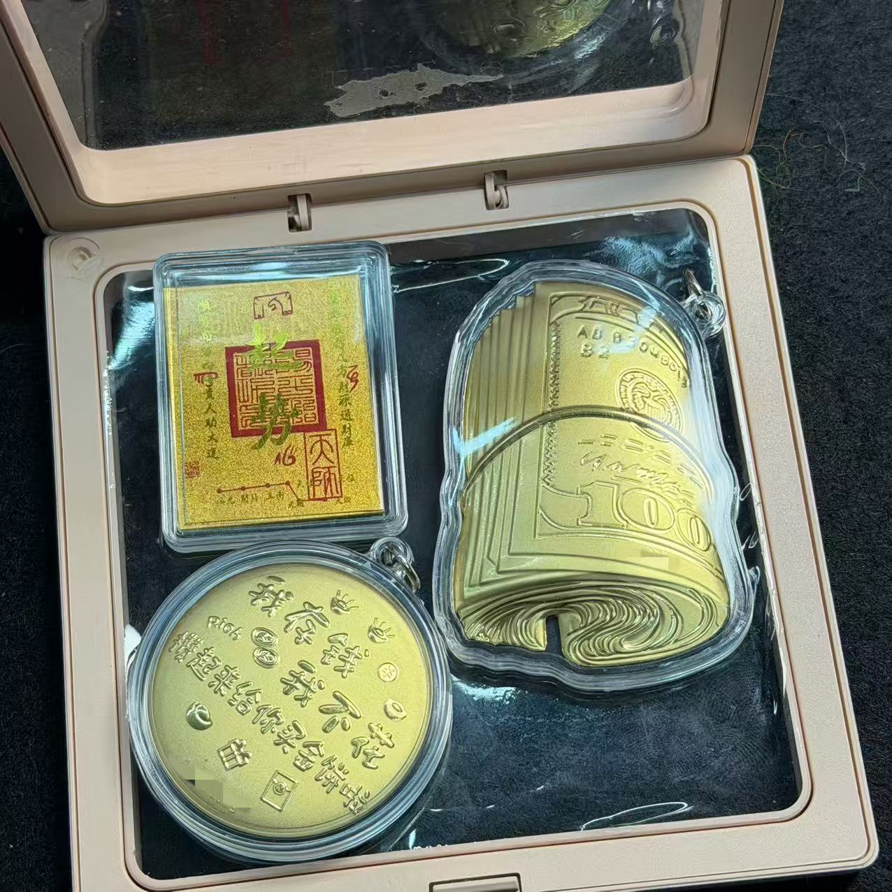 含金工艺品礼盒三件套（起势手机套+钞票单币+存钱小饼单币）