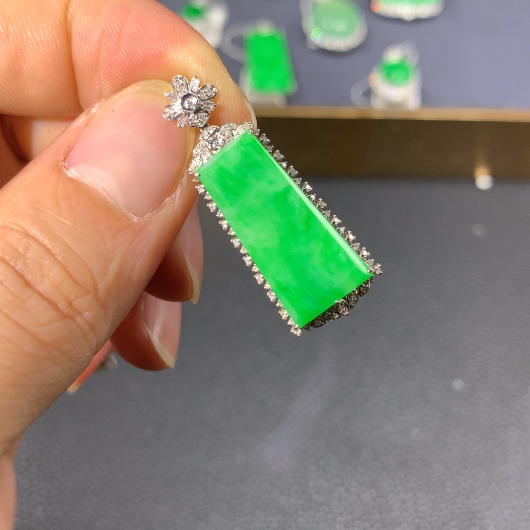 翡翠颈饰18K金镶嵌翡翠