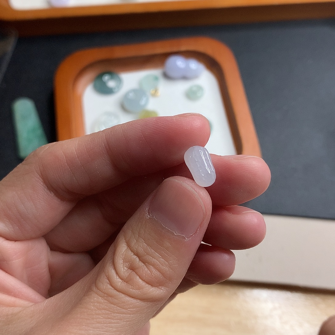 翡翠未镶嵌颈饰花生