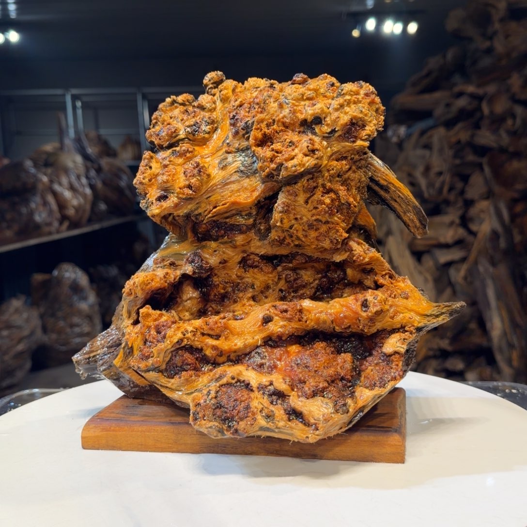 荷***子木王一刀琥珀木摆件90