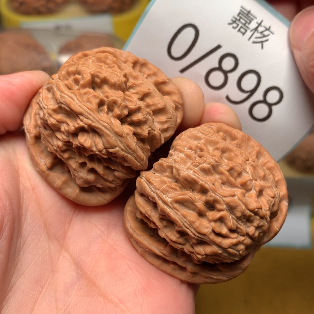 文玩核桃把件红皮闷白41