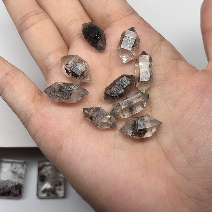 A****水晶未镶嵌颈饰9颗闪灵钻