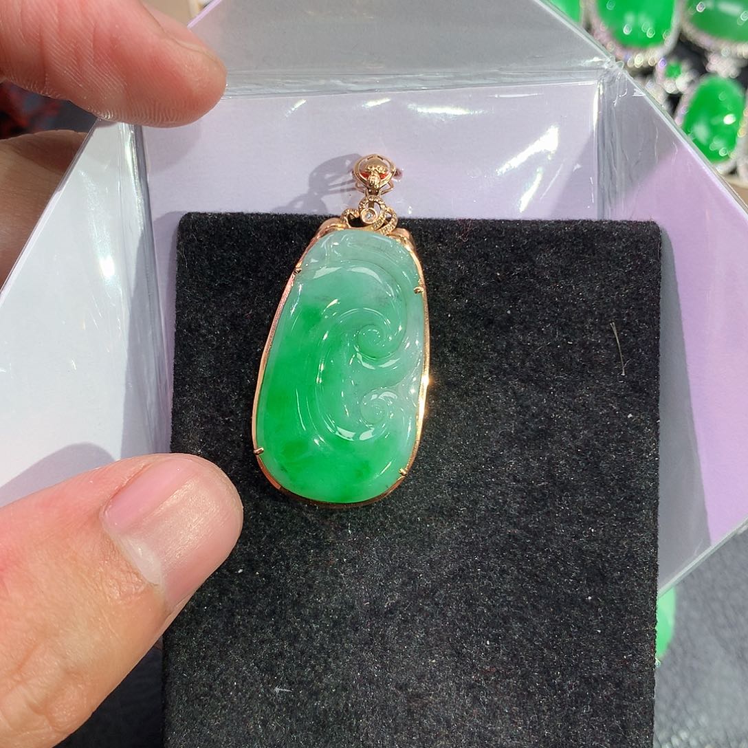 翡翠吊坠(赠链)18K金镶嵌