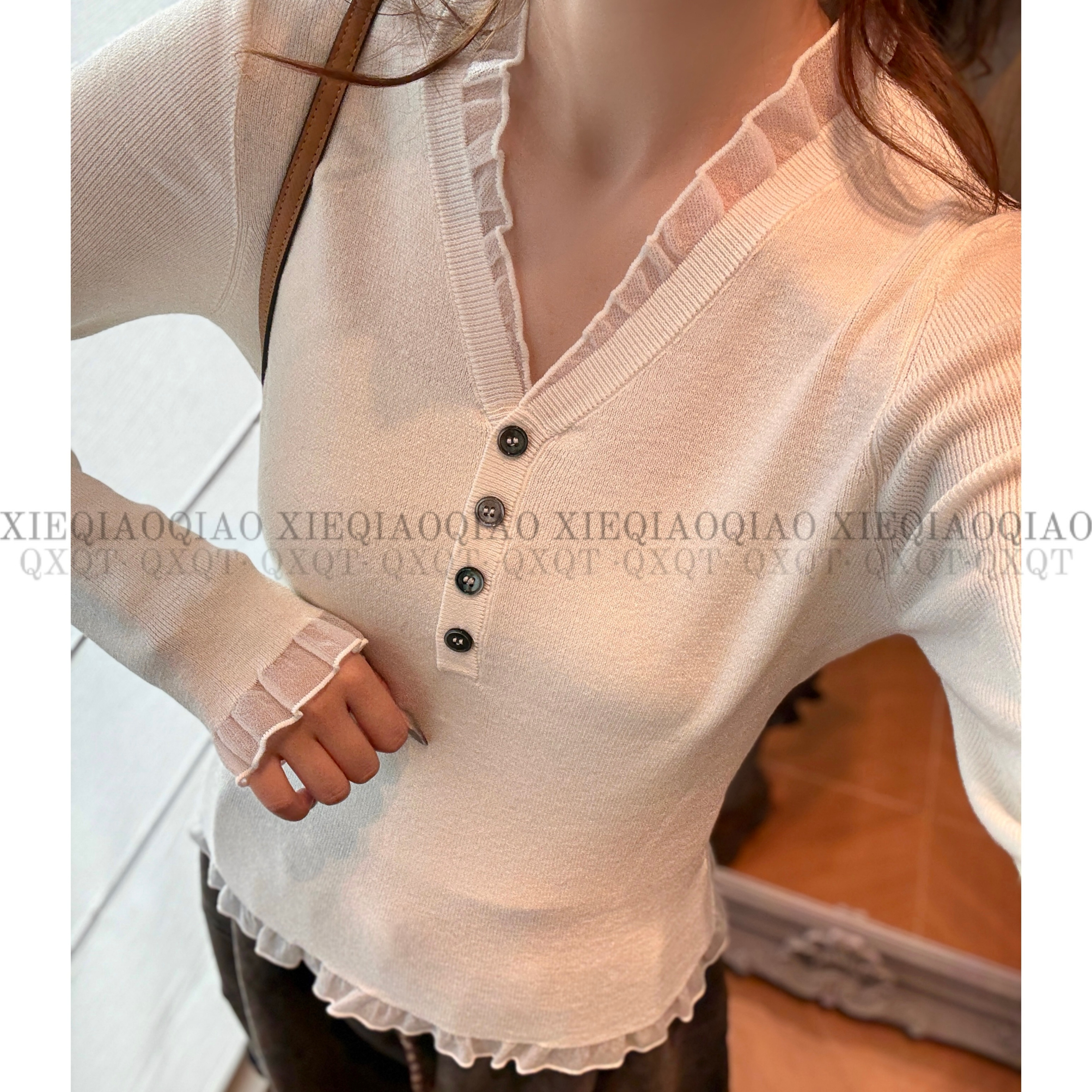 谢荞荞「甜氧旋律」绵羊毛秋冬新款V领拼木耳边设计宽松针织套头衫