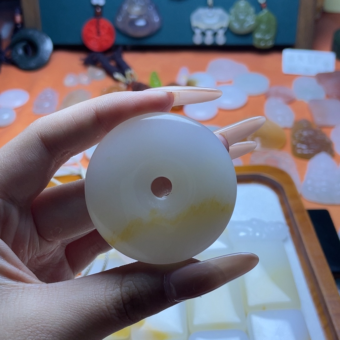 石英质玉（金丝玉）未镶嵌颈饰