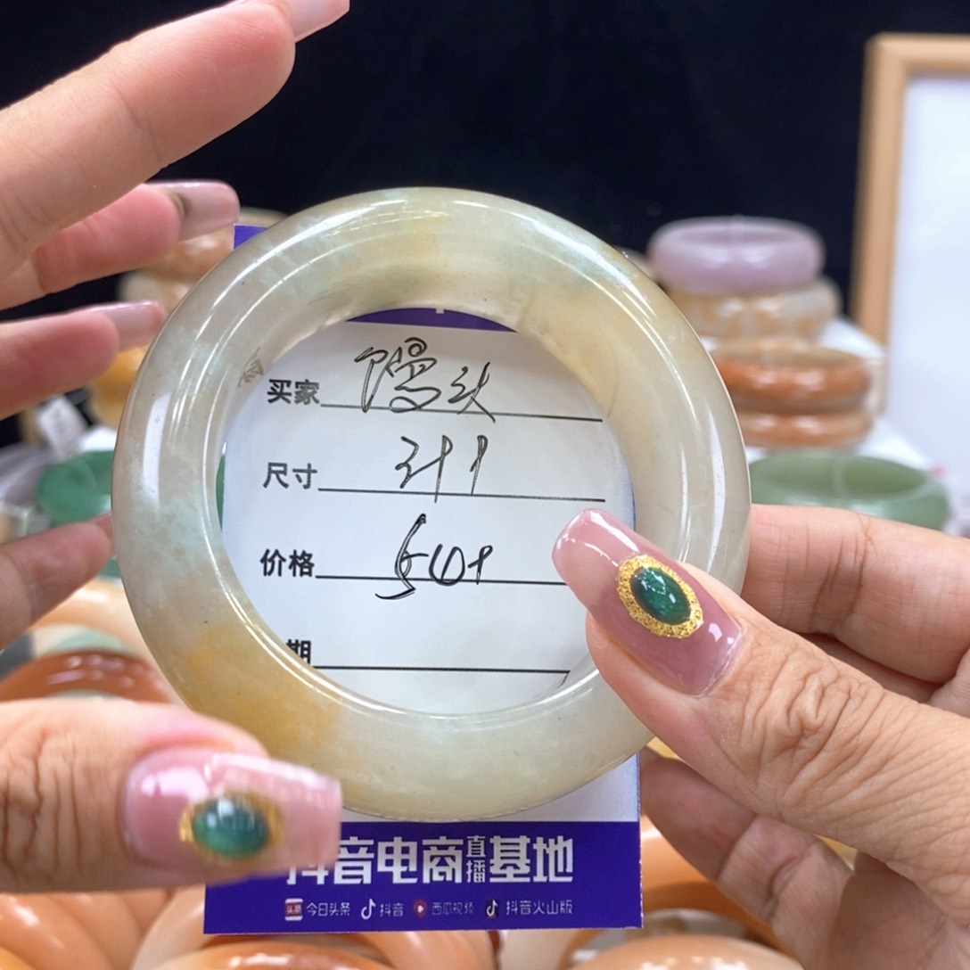 馒***头石英岩玉手镯未镶嵌