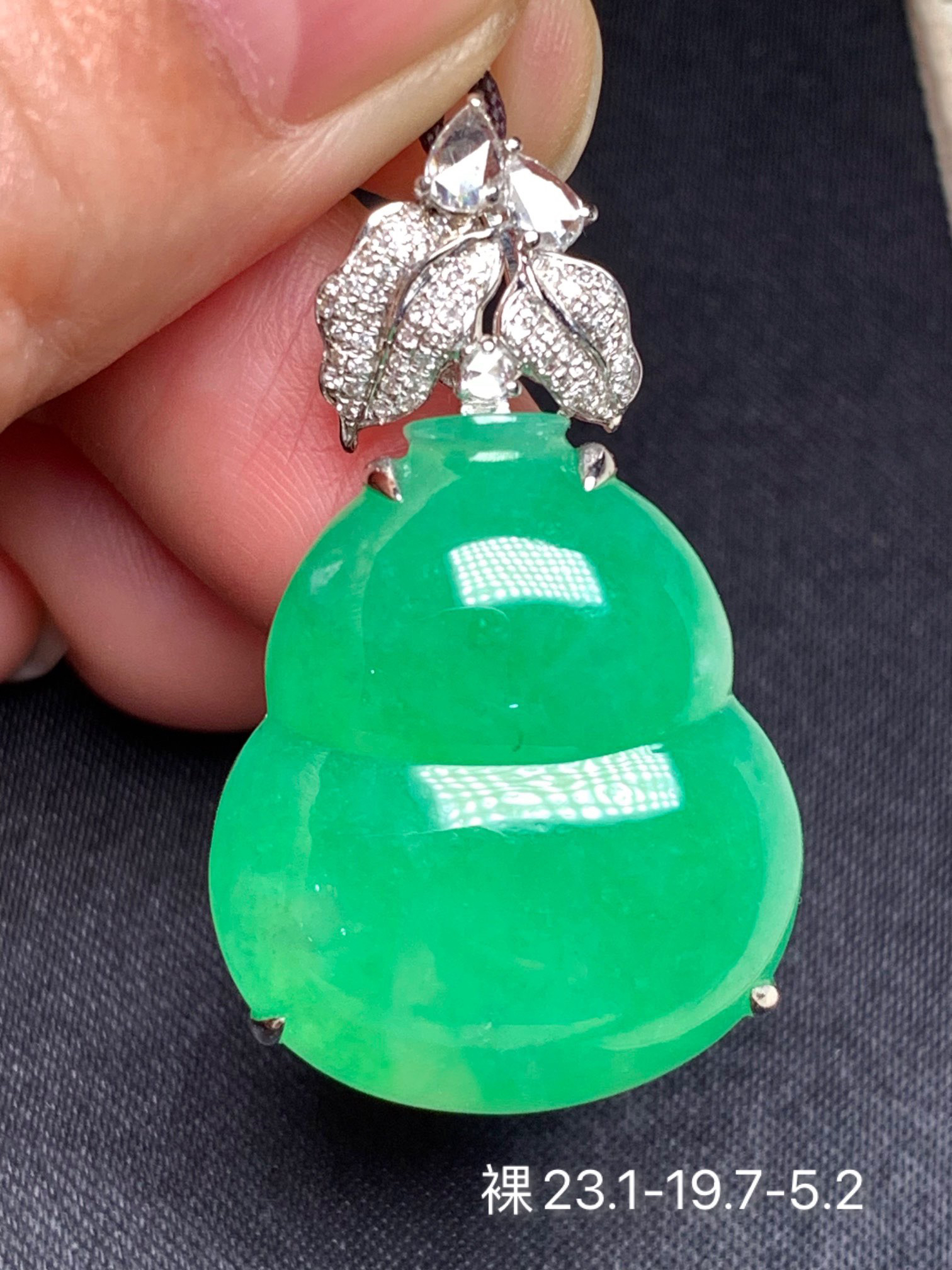 高冰绿色葫芦天然翡翠吊坠 颜色阳 品质不错 镶嵌精致 珠宝玉器