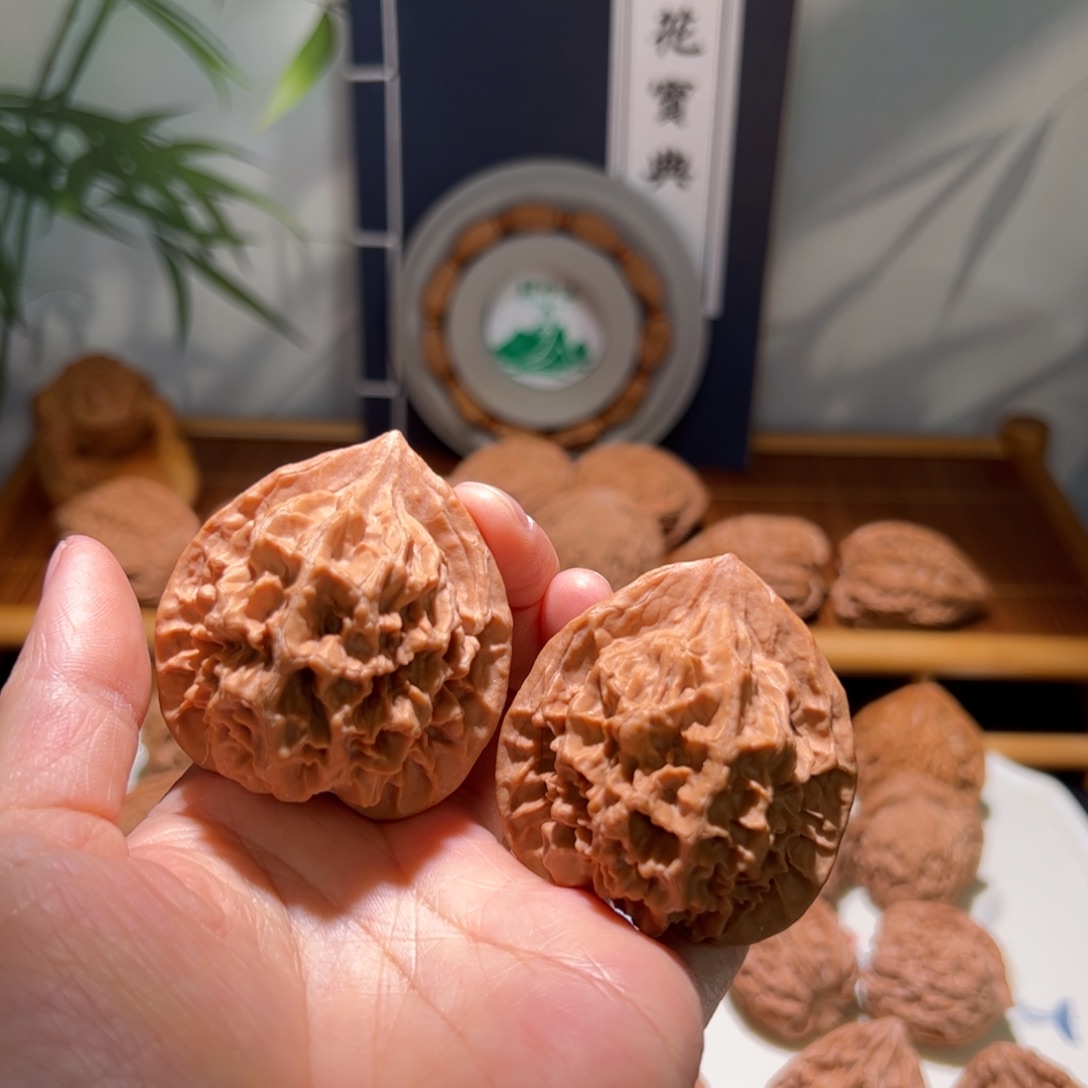 K***"文玩核桃把件帝王