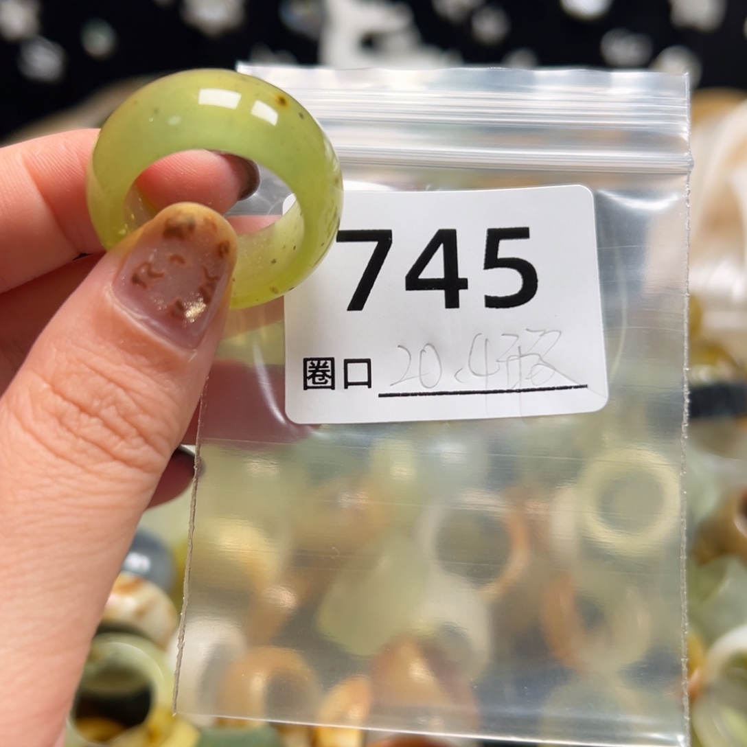 一***排蛇纹石玉未镶嵌戒指