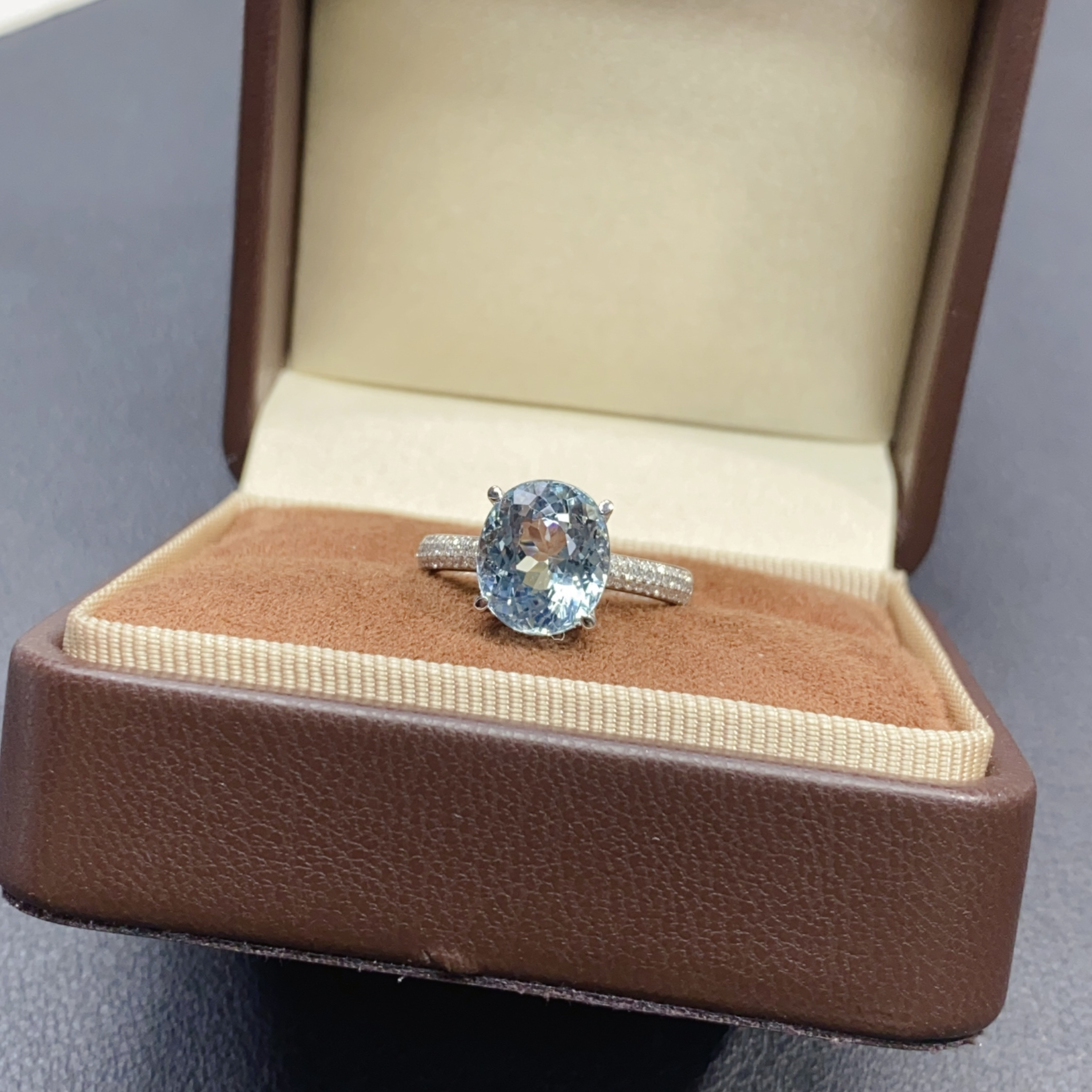 绰丽彩宝18k金镶嵌钻石天然海蓝宝戒指 主石：3.7克拉