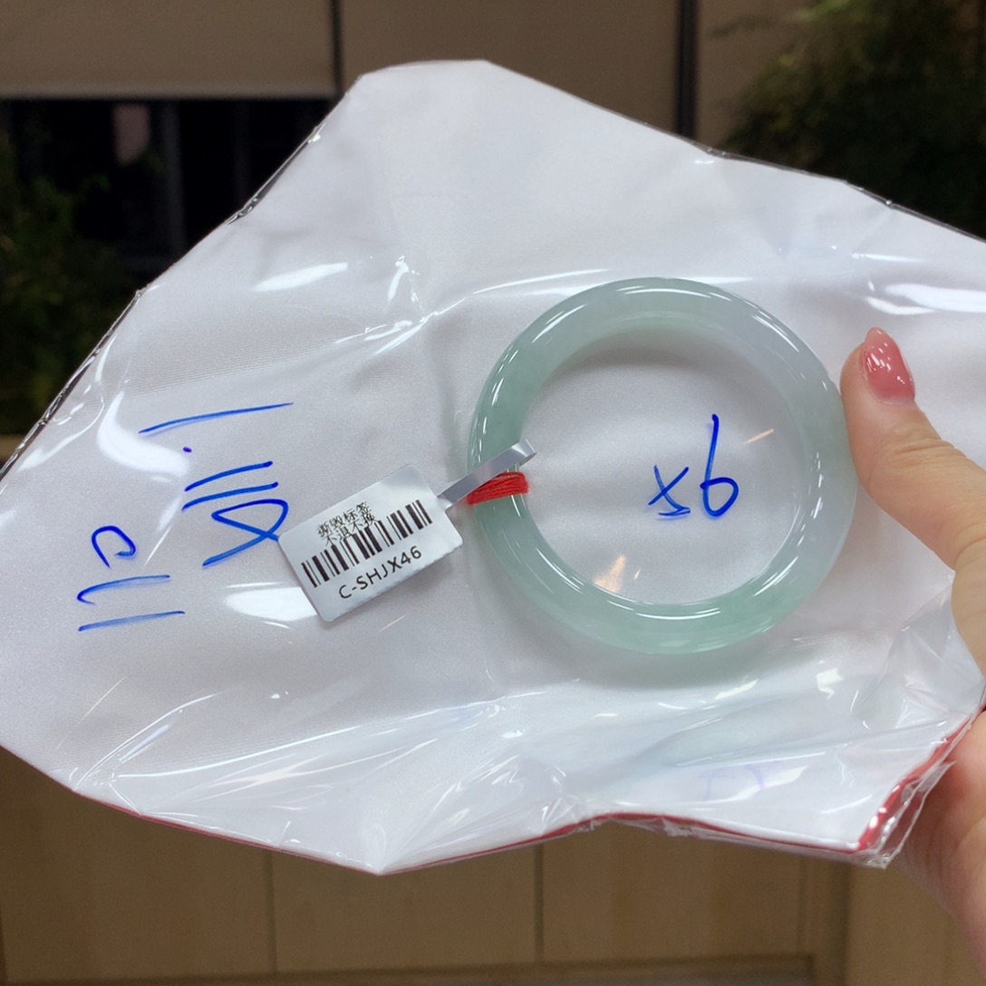 翡翠手镯未镶嵌不退不换