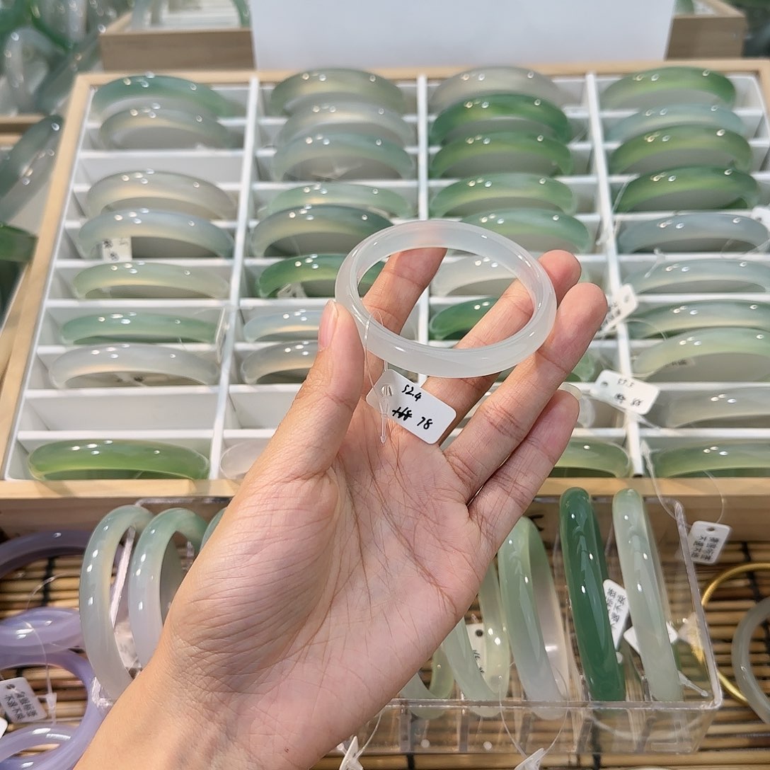 玛瑙/玉髓未镶嵌手镯圈口52.4