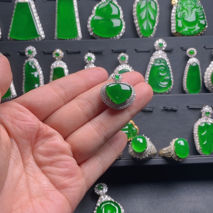 翡翠颈饰未镶嵌翡翠吊坠